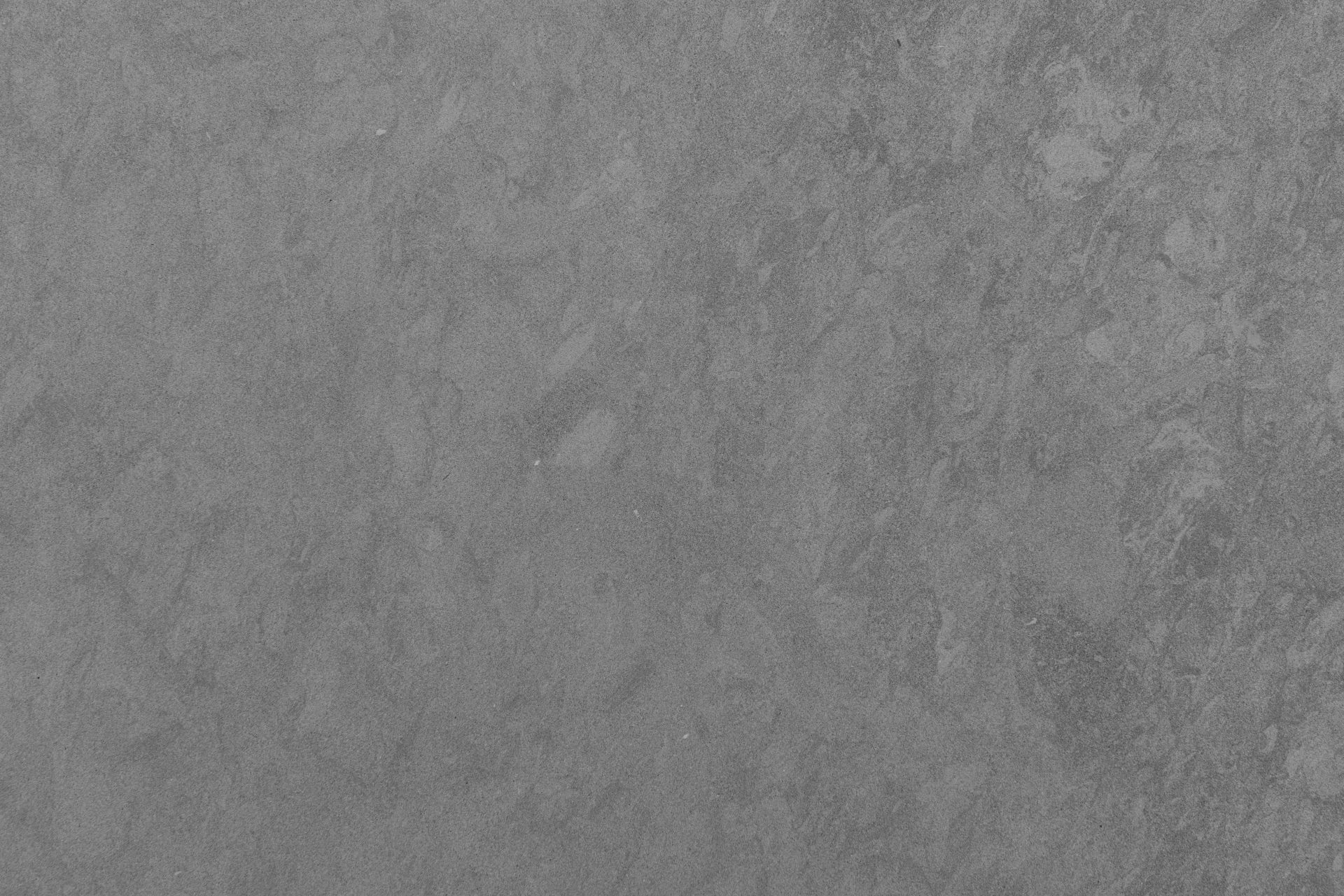 Tela negra sobre mesa de madera marrón