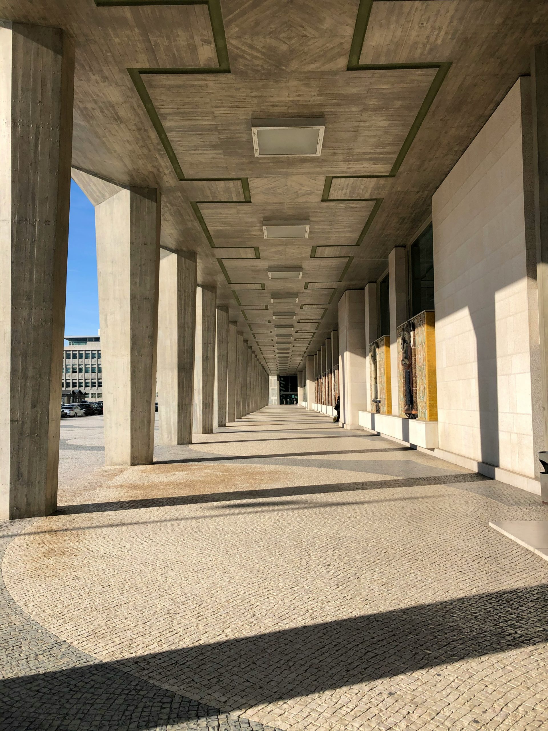 postes de hormigón blanco y marrón